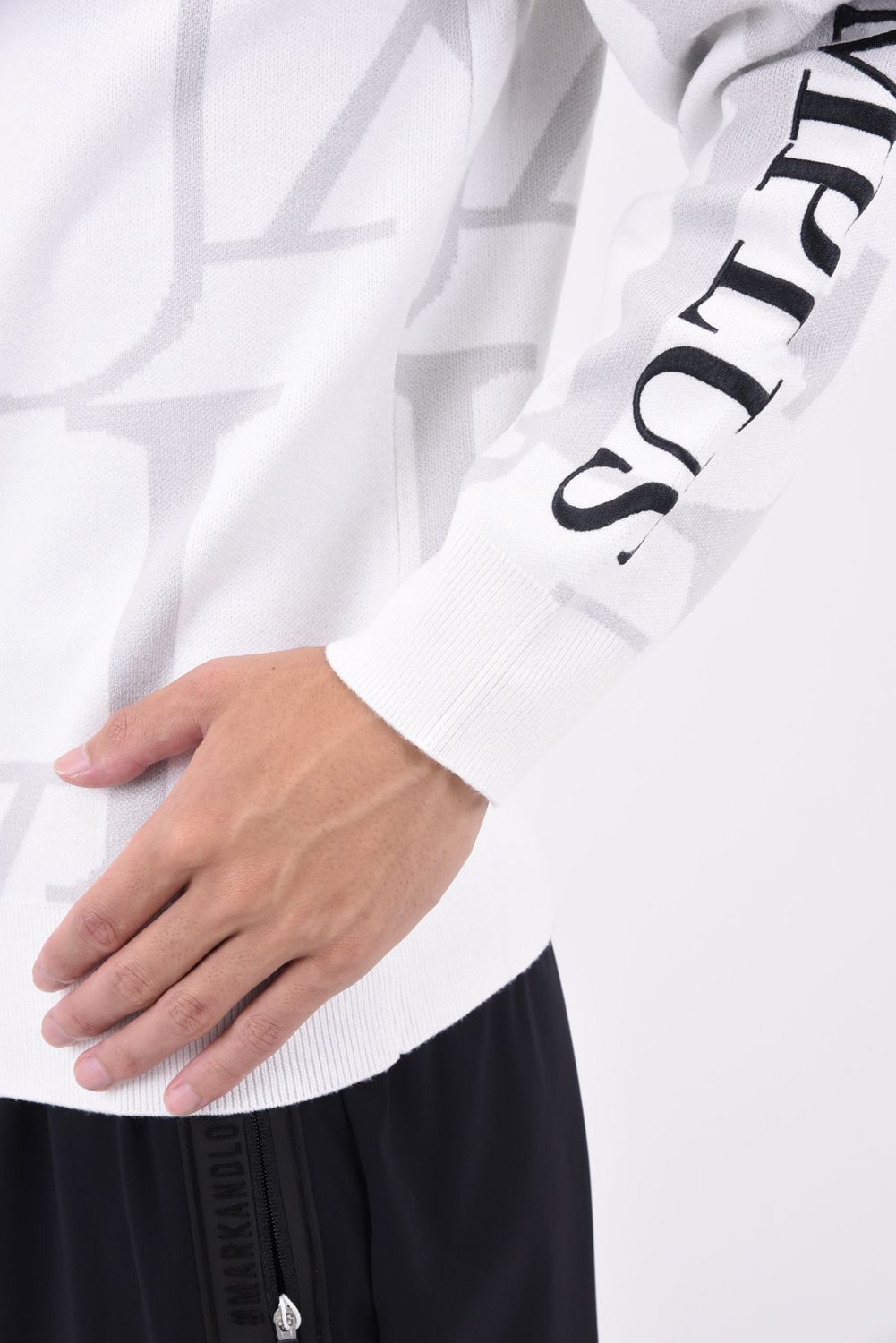 WHOLE PATTERN LOGO KNIT / ブランドロゴ 総柄 ロングスリーブ ハイネック ニット ホワイト