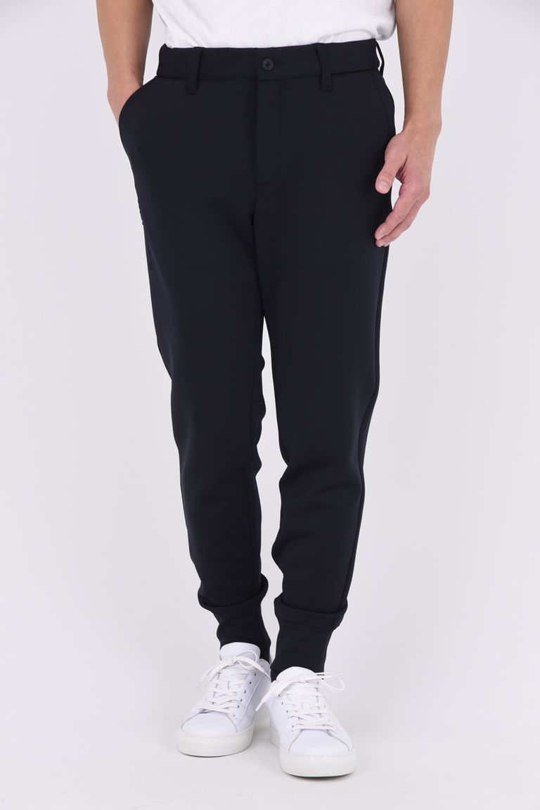 伸縮性に優れたストレッチジャージ素材を採用。