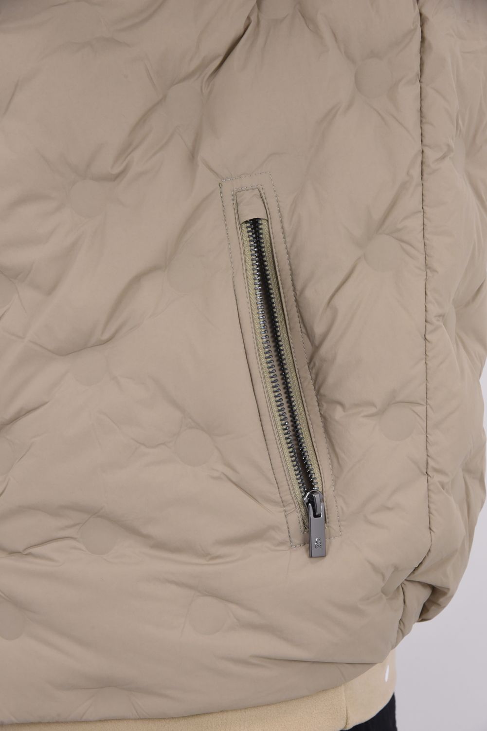 【2025AW】 SYNK SEAMLESS DOWN VEST / ドットパターンシームレス ダウンベスト (カーキ)