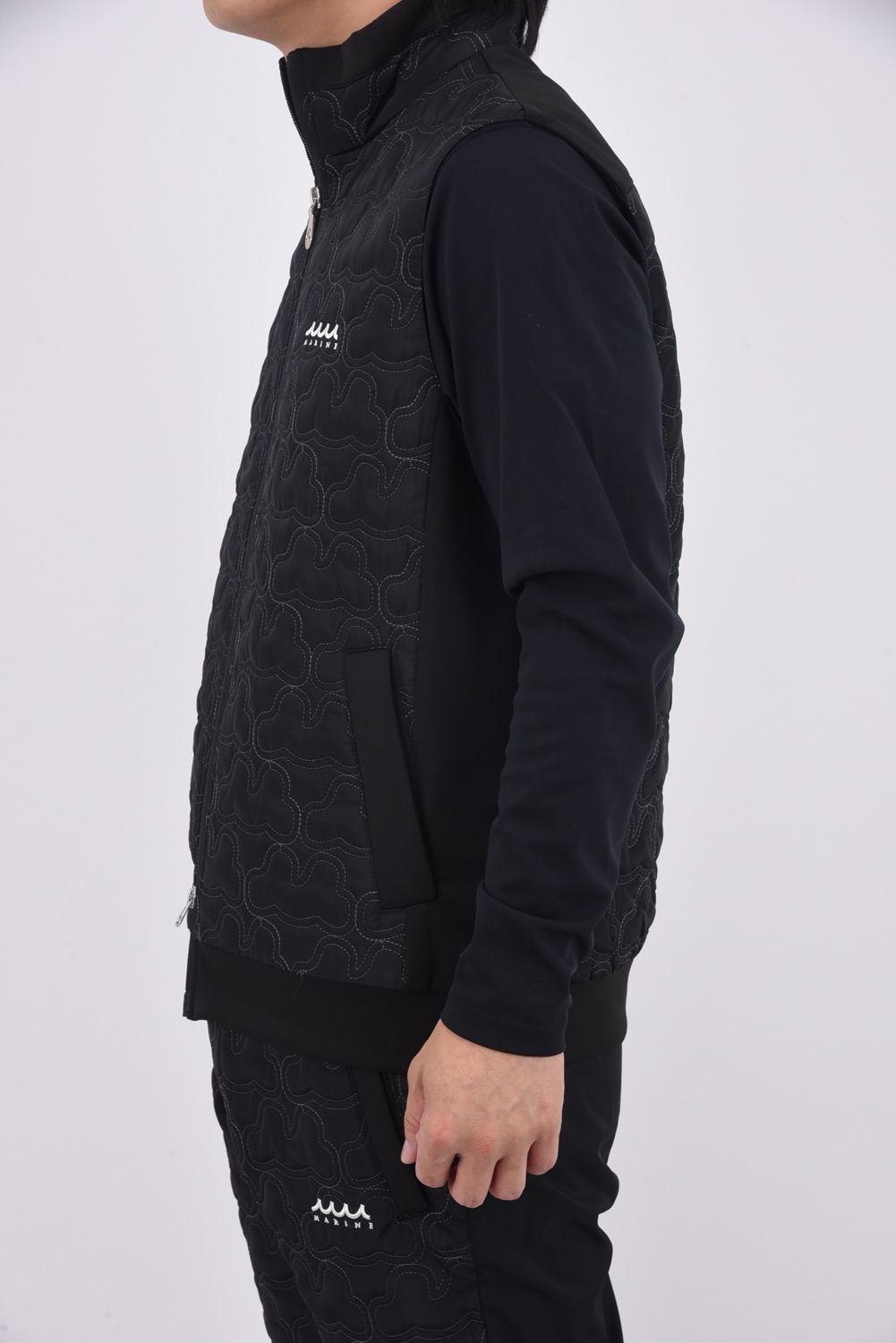 【25AW】 GEOMETRIC WAVE QUILTING BEST / ジオメトリックウェーブ ハイブリッドキルティングベスト (ブラック)