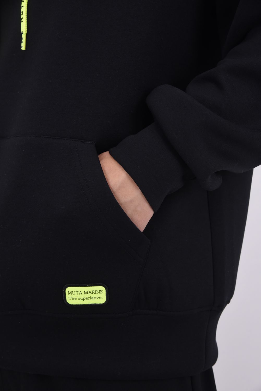 【25AW】 AROUND SPINDLE HOODIE / ダンボール素材 ブランドロゴ刺繍ワッペン プルオーバーパーカー (ブラック)