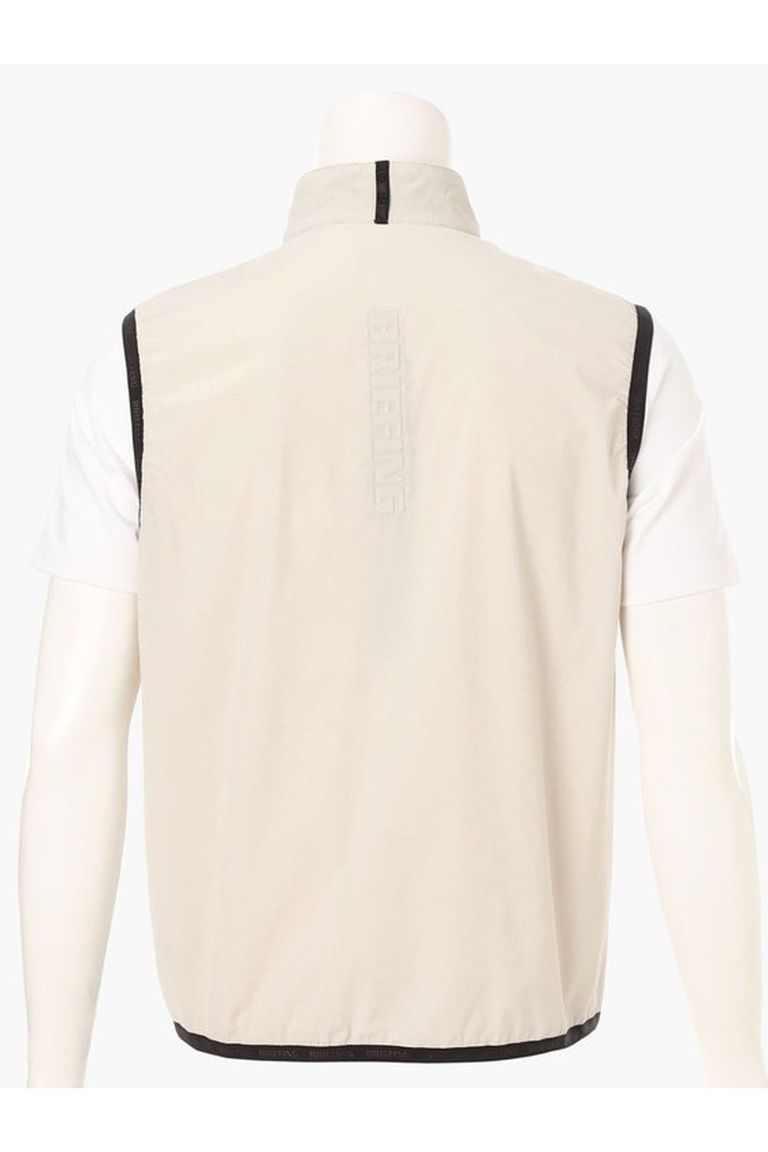 背面のロゴも配色ではなく凹凸で表現することで、存在感がありながらもミニマルなルックスに。