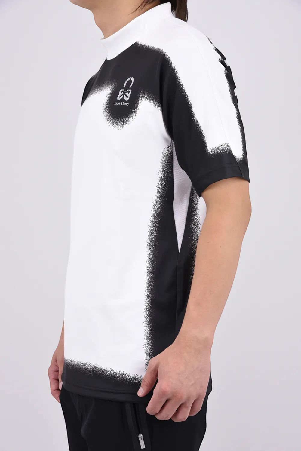 【2026AW 木村拓哉さん着用】 NOCTURNE MOCK NECK TEE / モノトーングラフィック モックネックTシャツ (ホワイト)