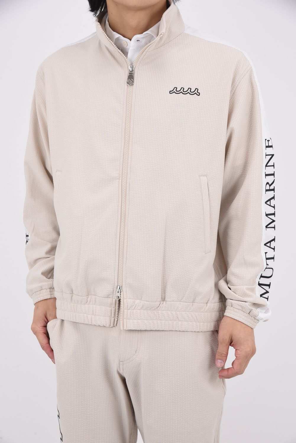 【26SS】 HIGH TENSION SUCKER STAND / シアサッカー サイドロゴ スタンドカラーブルゾン (ベージュ)