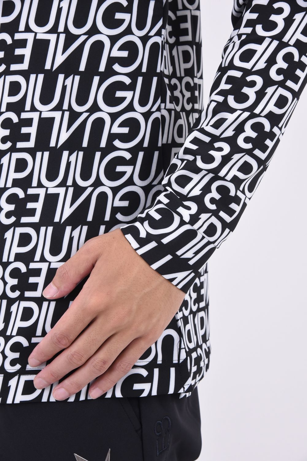 1PIU1UGUALE3 DI FULL LOGO MOCK / 113総柄ロゴ ロングスリーブ モックネック Tシャツ (ブラック)