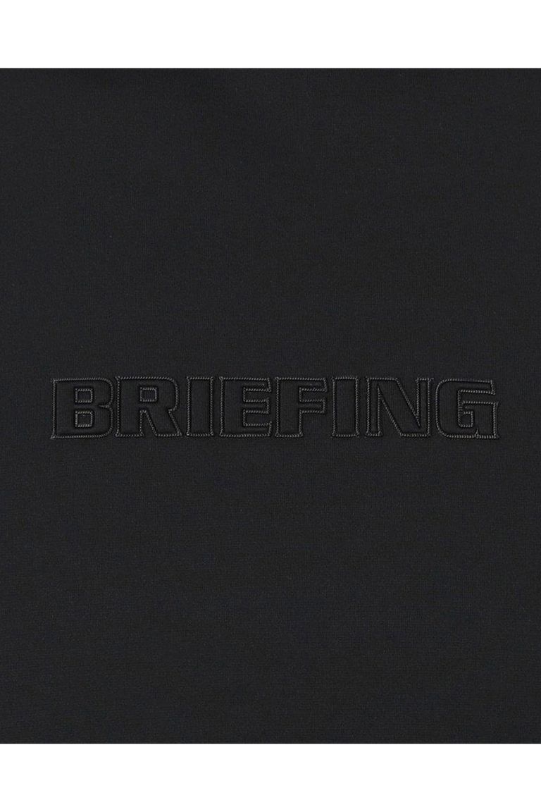 フロントや袖のロゴはお馴染みの「3Dロゴ」をベースに、縁取りを刺繍で仕立てました。
BRIEFINGらしいアメリカンクラシックなムードをさりげなく引き立てます。