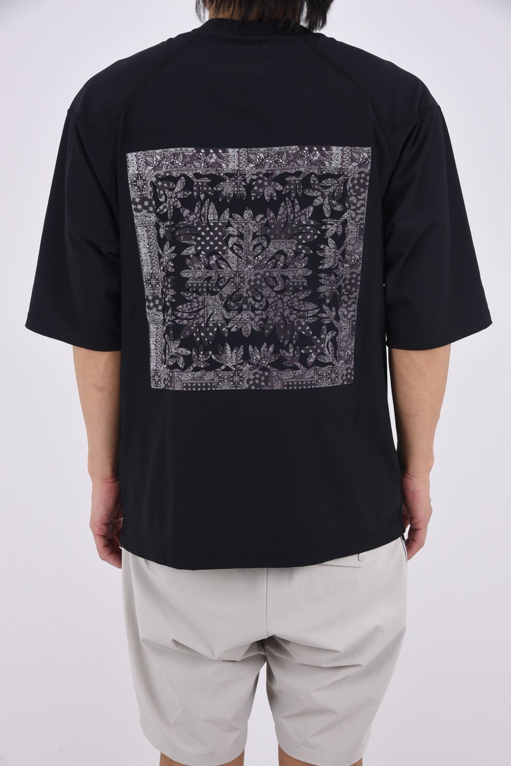 【26SS】 SURF Mockneck S/S(TI LEAF Paisley) / バックプリント モックネックTシャツ (ブラック)