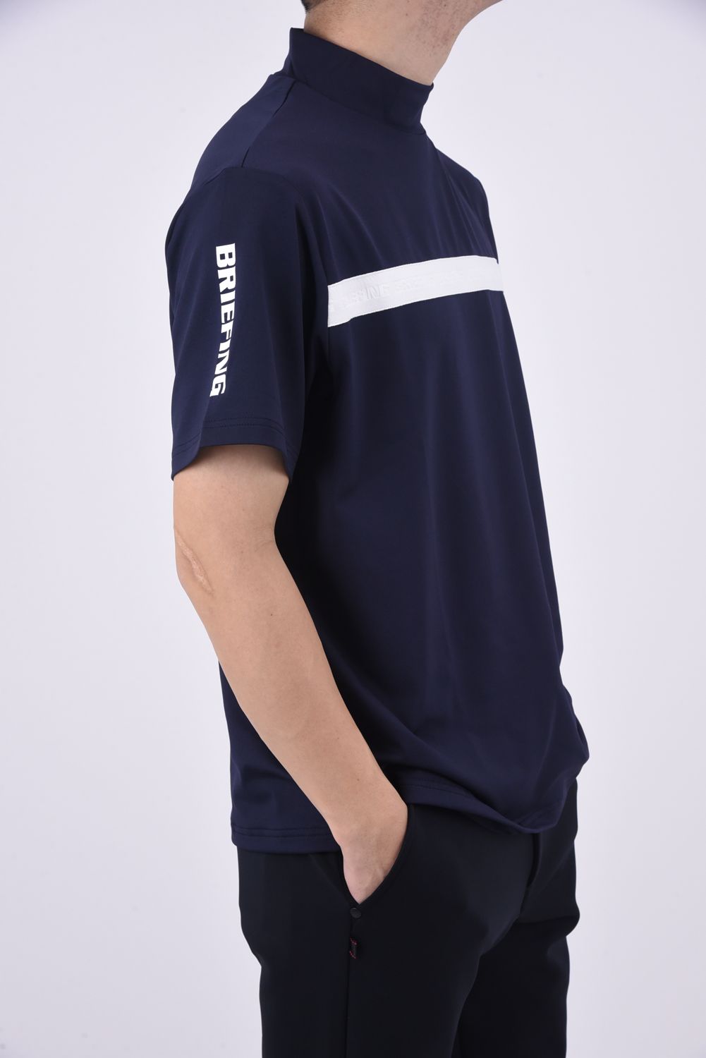 BRIEFING - SLEEVE LOGO HIGH NECK RELAXED FIT / スリーブ ロゴ