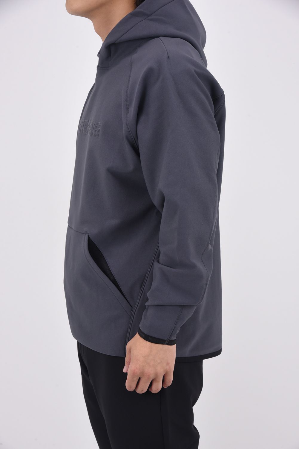【25AW】 MEN'S LOGO HOODIE / 裏起毛 フロントロゴ 裾切り替え プルオーバーパーカー (チャコール)