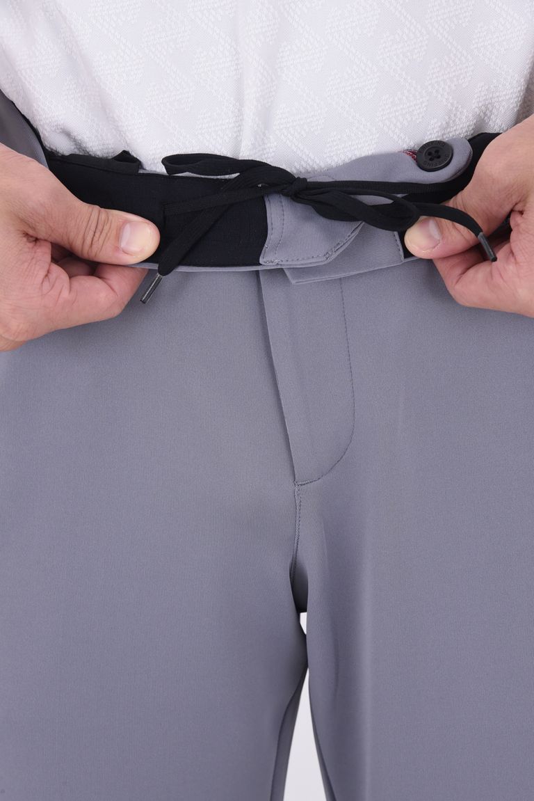 ベルト裏にはドローコードを配し、フィット感の調節が可能。