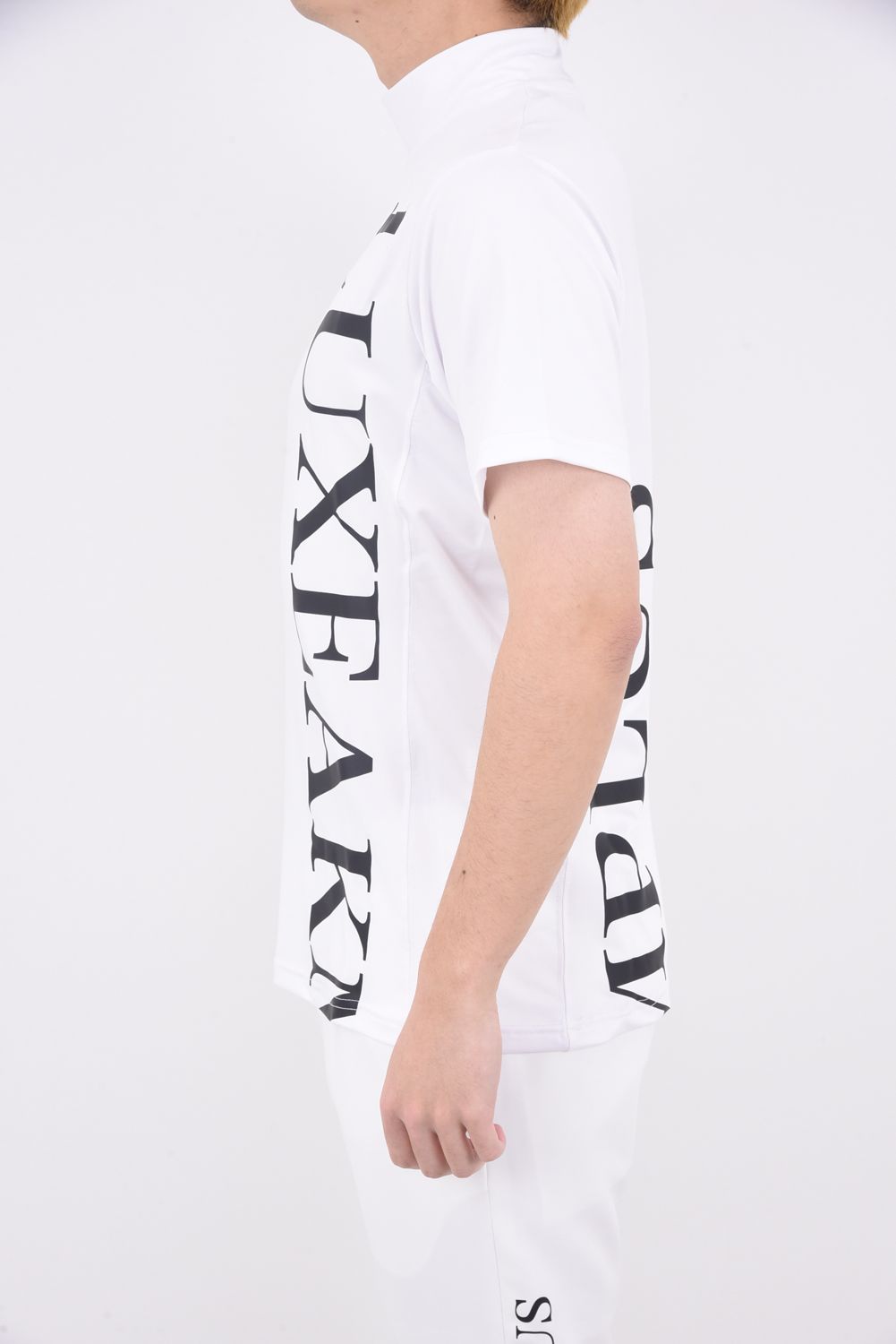 LUXEAKMPLUS - VERTICAL LOGO MOCK NECK T-SHIRTS / バーチカル