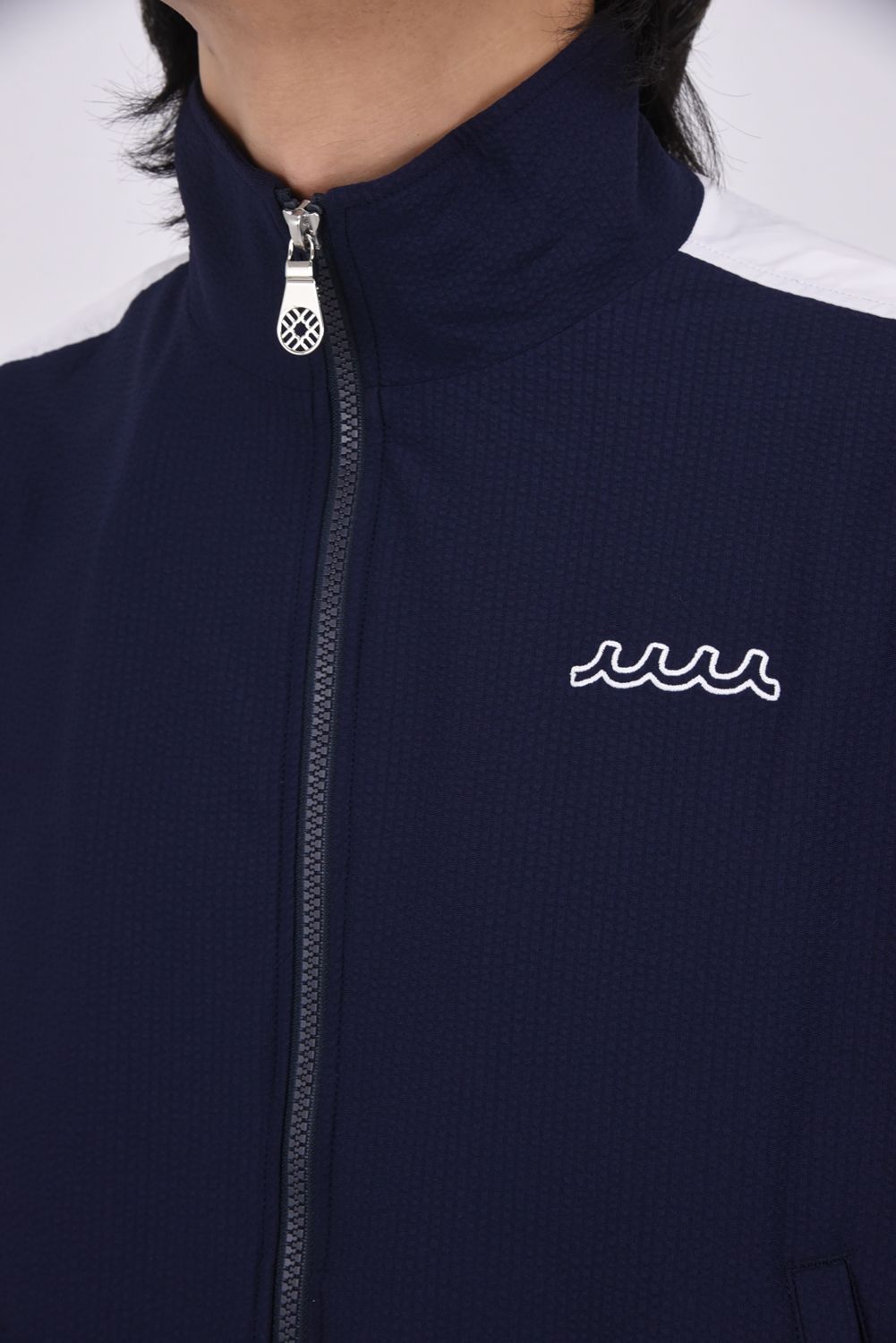 【26SS】 HIGH TENSION SUCKER STAND / シアサッカー サイドロゴ スタンドカラーブルゾン (ネイビー)