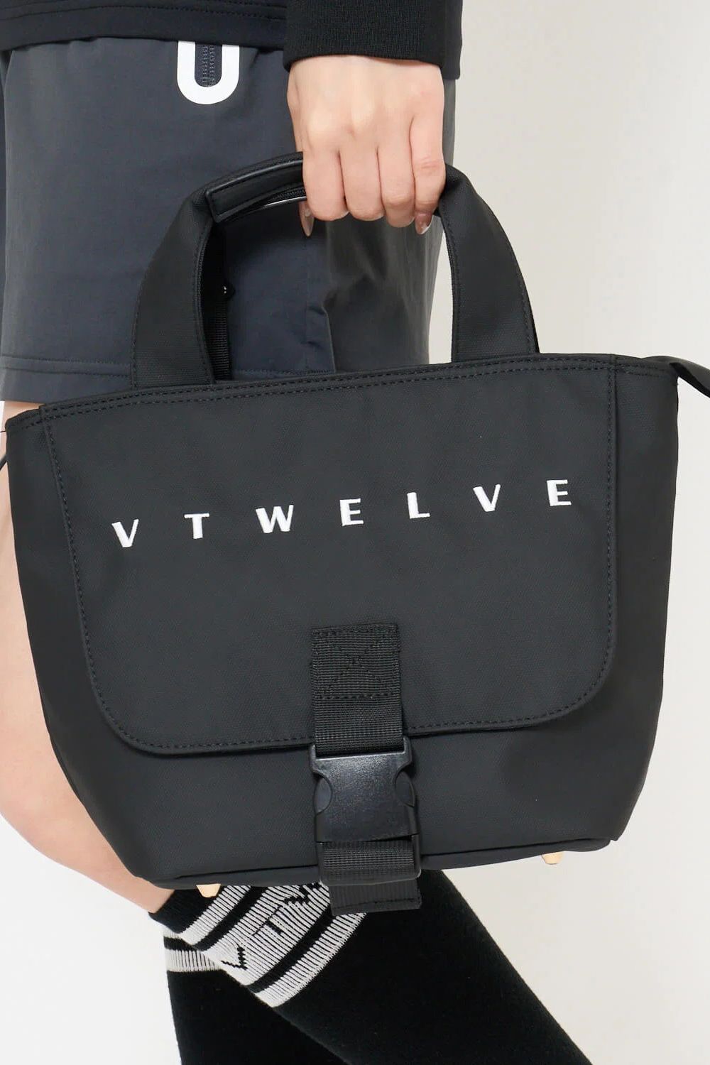 【26AW】 FLAP CART BAG / フロントフラップ ブランドロゴ カートバッグ (ブラック)