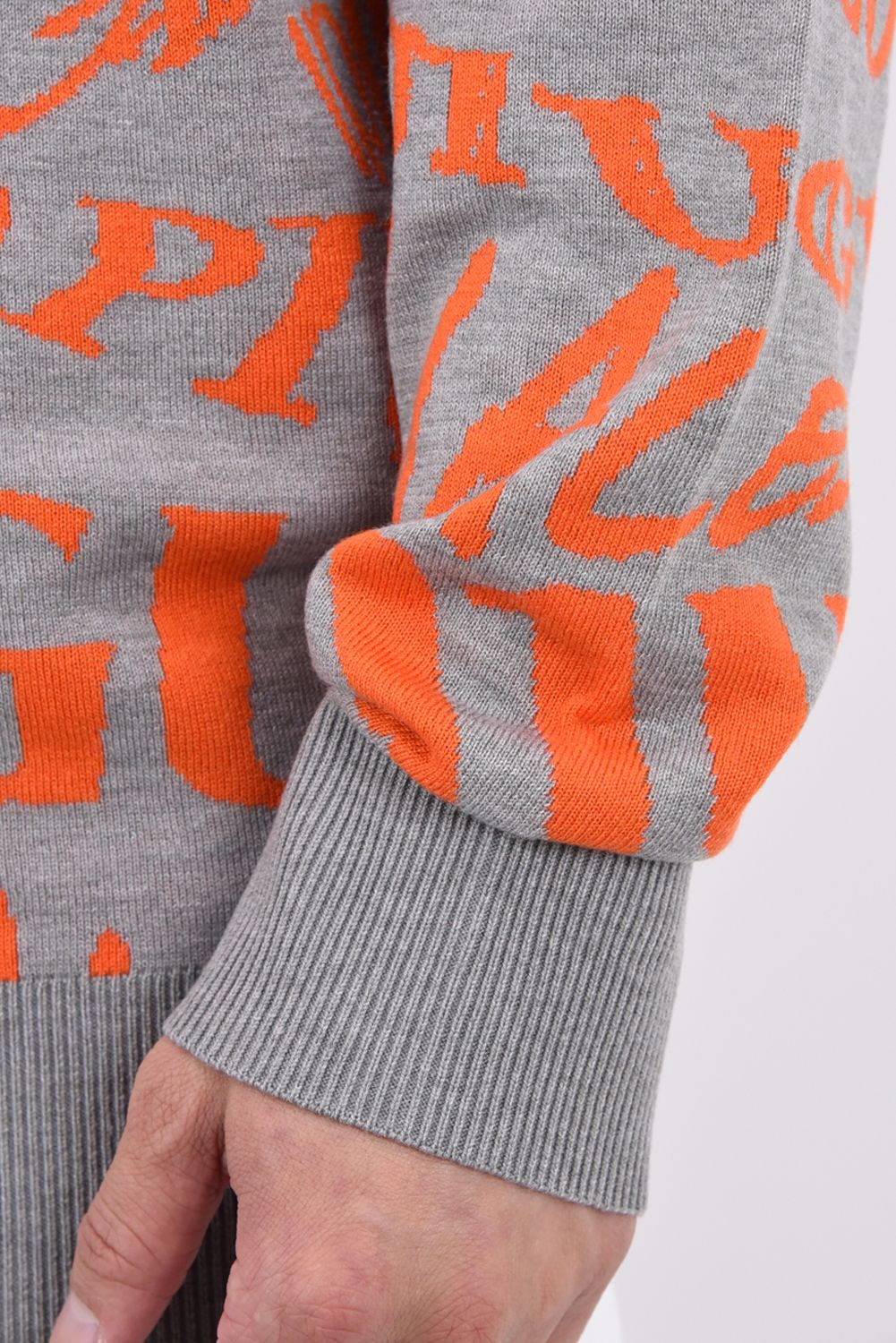 【26AW】 JACQUARD KNIT CREW MELTING LETTER / ロゴジャカード総柄 クルーネックニット (グレー)