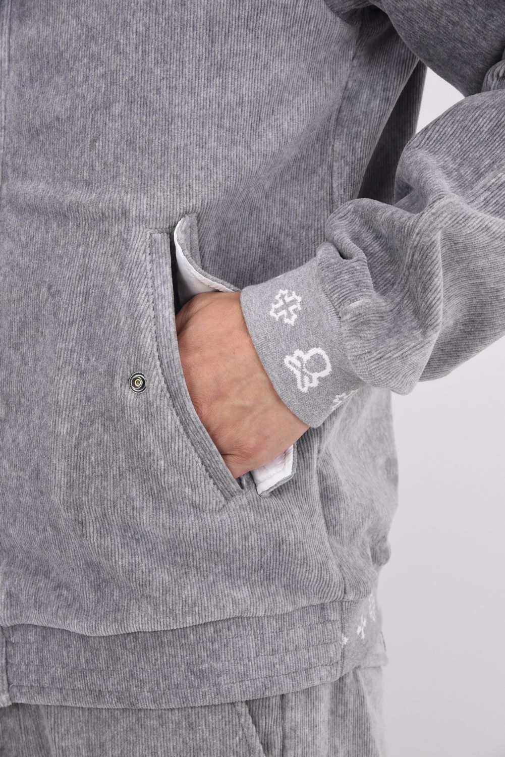 【2025AW】 SVASTIKA TRACK JACKET / コーデュロイジャージー クロスモチーフ刺繍 トラックジャケット (グレー)