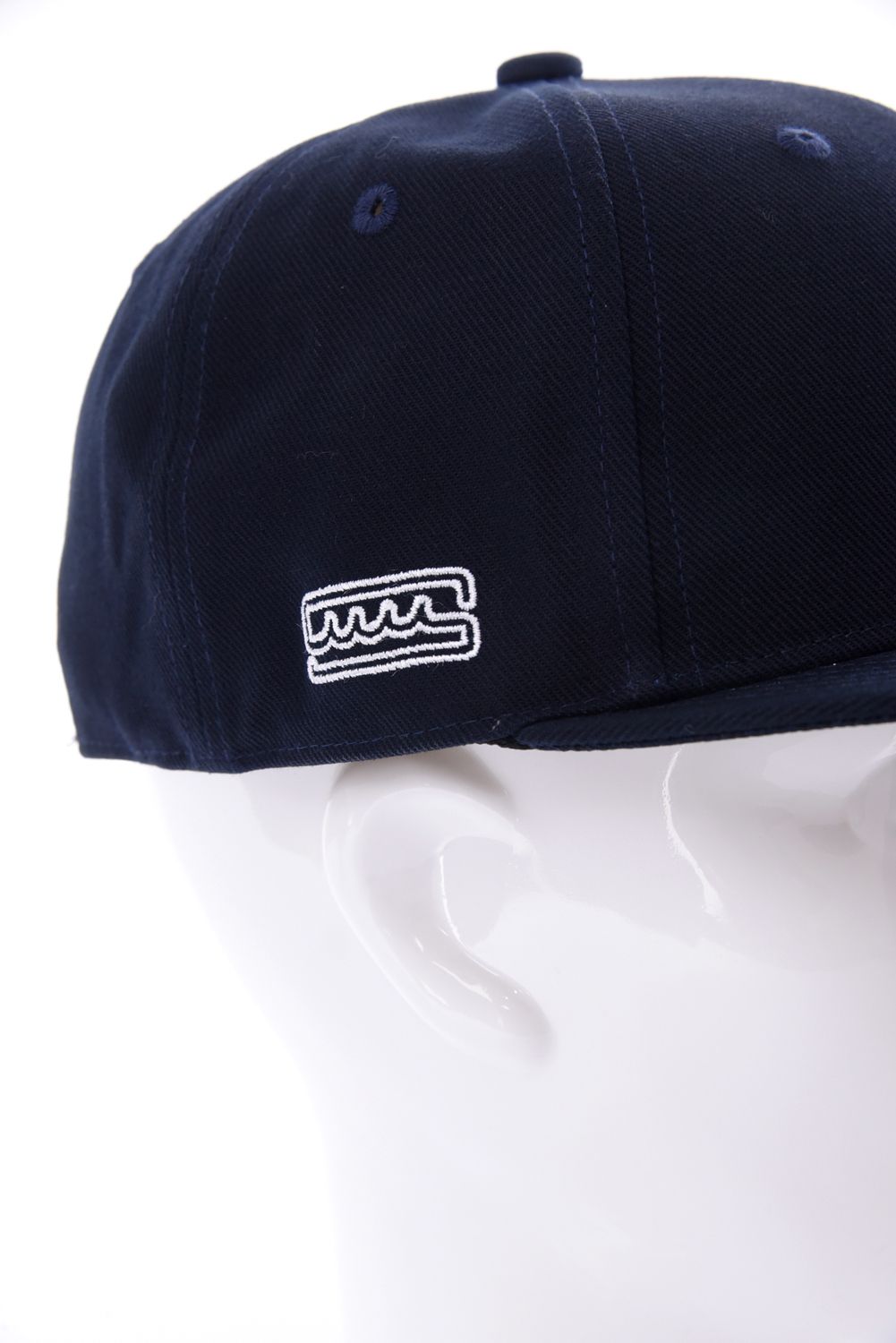 【26SS】 WAVE FLAT BILL CAP / ウェーブ刺繍 メタルロゴ フラットキャップ (ネイビー)