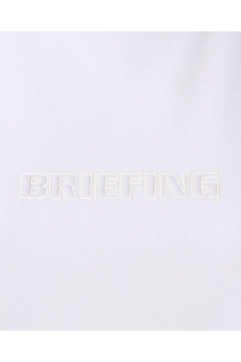 フロントや袖のロゴはお馴染みの「3Dロゴ」をベースに、縁取りを刺繍で仕立てました。
BRIEFINGらしいアメリカンクラシックなムードをさりげなく引き立てます。