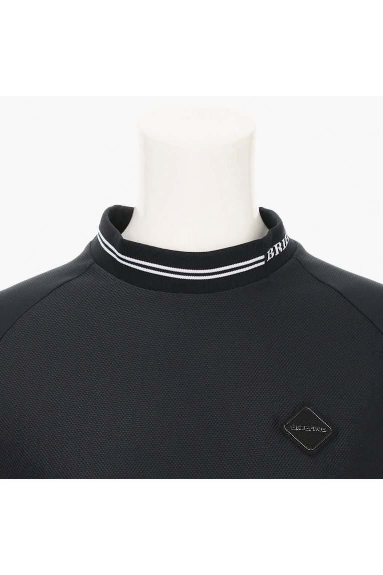 首元に配したダブルライン。
1枚着でも様になるだけでなく、首元をちらりと見せたレイヤードスタイルなど、幅広い着こなしをお楽しみいただけます。