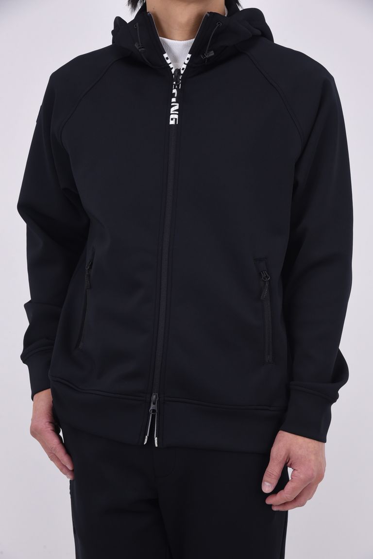 伸縮性に優れたストレッチジャージ素材を採用。
肩の可動域に配慮したラグランスリーブの切り替えを配しました。