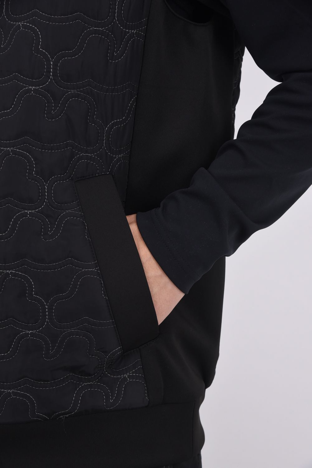 【25AW】 GEOMETRIC WAVE QUILTING BEST / ジオメトリックウェーブ ハイブリッドキルティングベスト (ブラック)