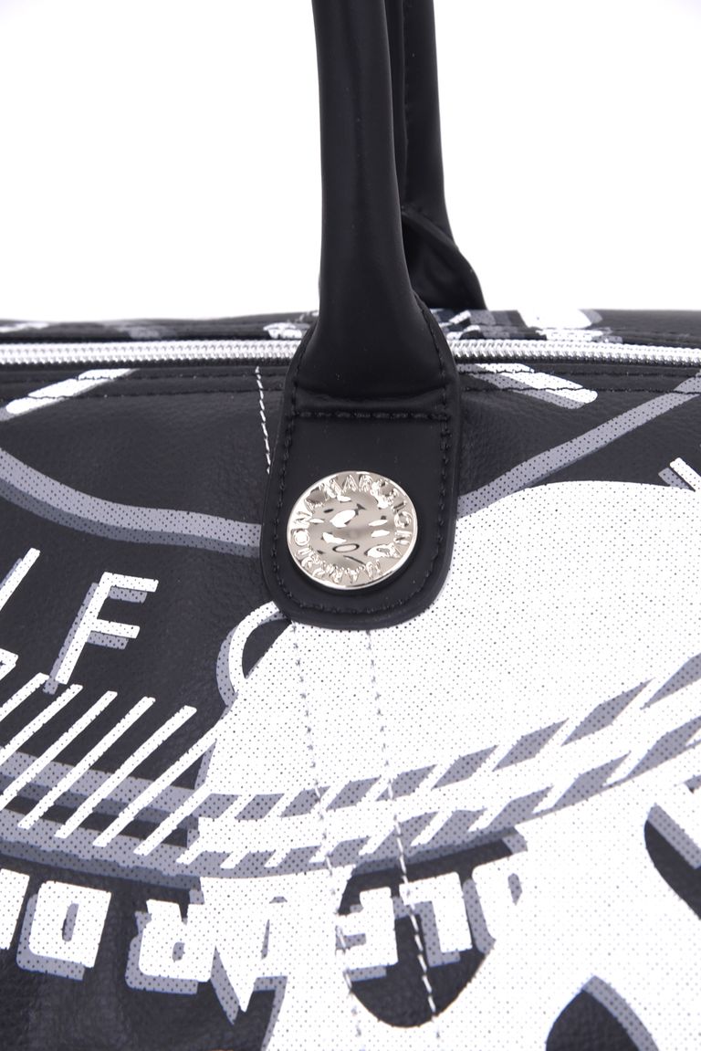 ハンドル部分にはソファなどにも使われる強度の高いレザーを採用。