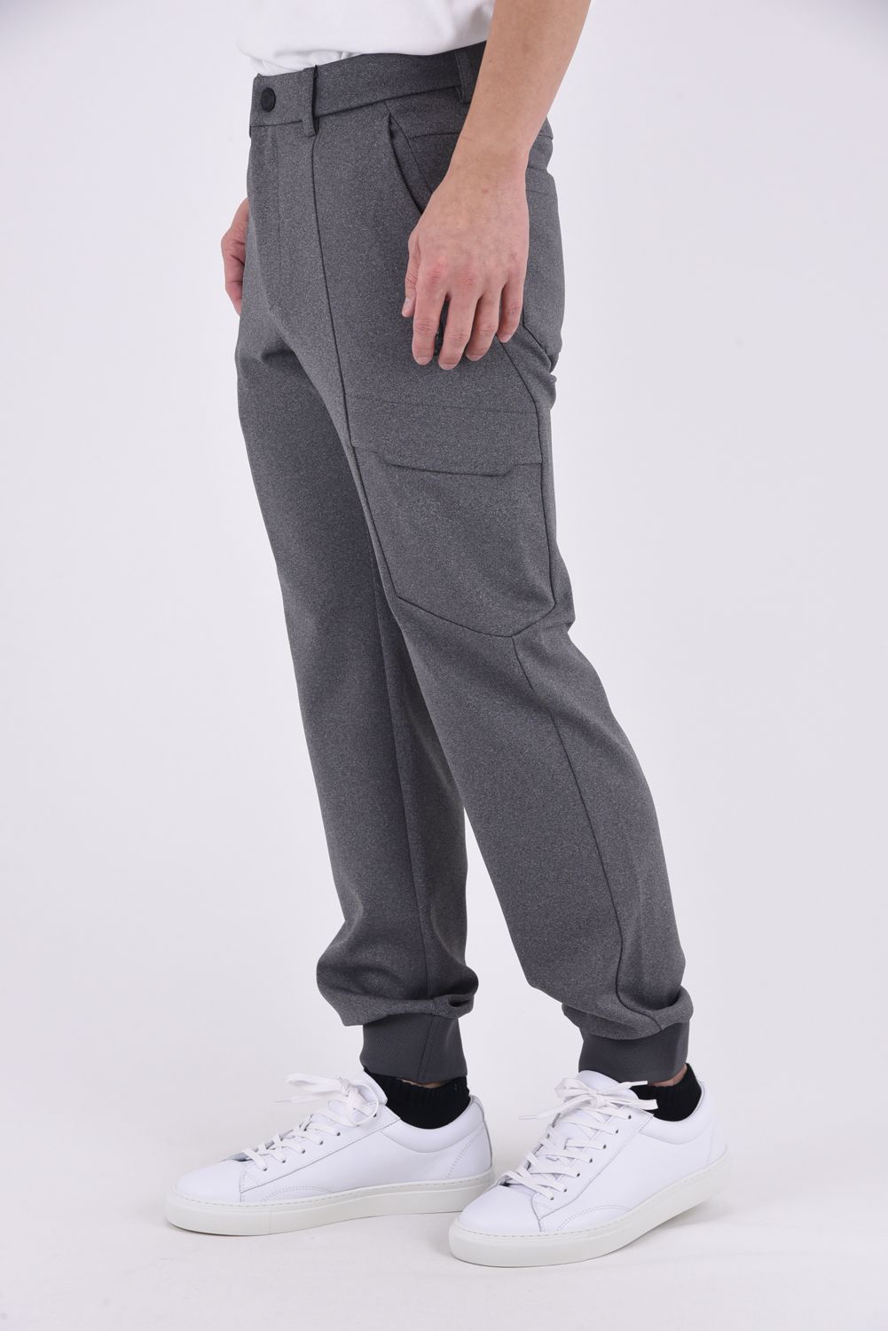 【26SS】【T-LINE】 CONTOUR FLEX CARGO JOGGER / モノトーン ポリエステルトリコット カーゴライクジョガーパンツ (グレー)