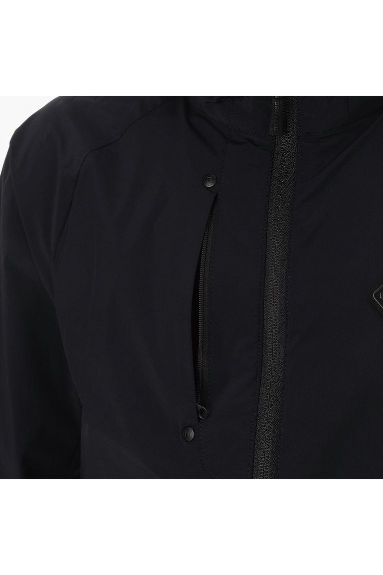 胸ポケットに本体を収納することができるポケッタブル仕様で、持ち運びもスマートに。