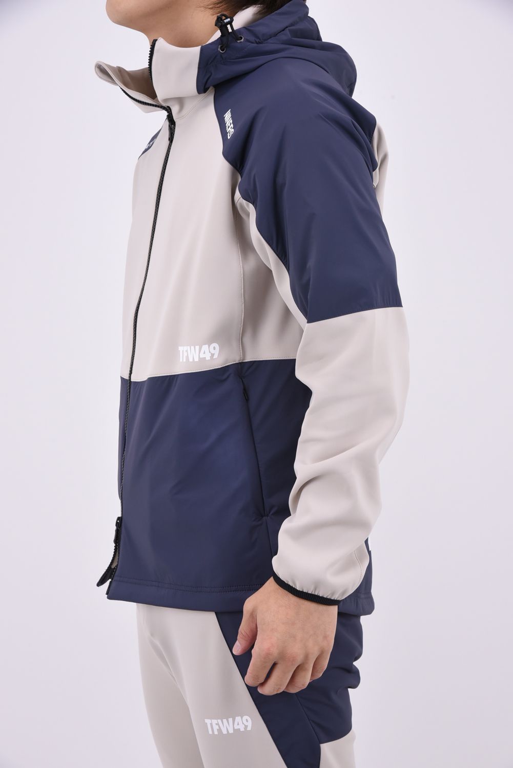 【26AW】 ACTIVE HOODED JACKET / ストレッチナイロン&ダンボールニット フーデッドジャケット (グレージュ/チャコール)