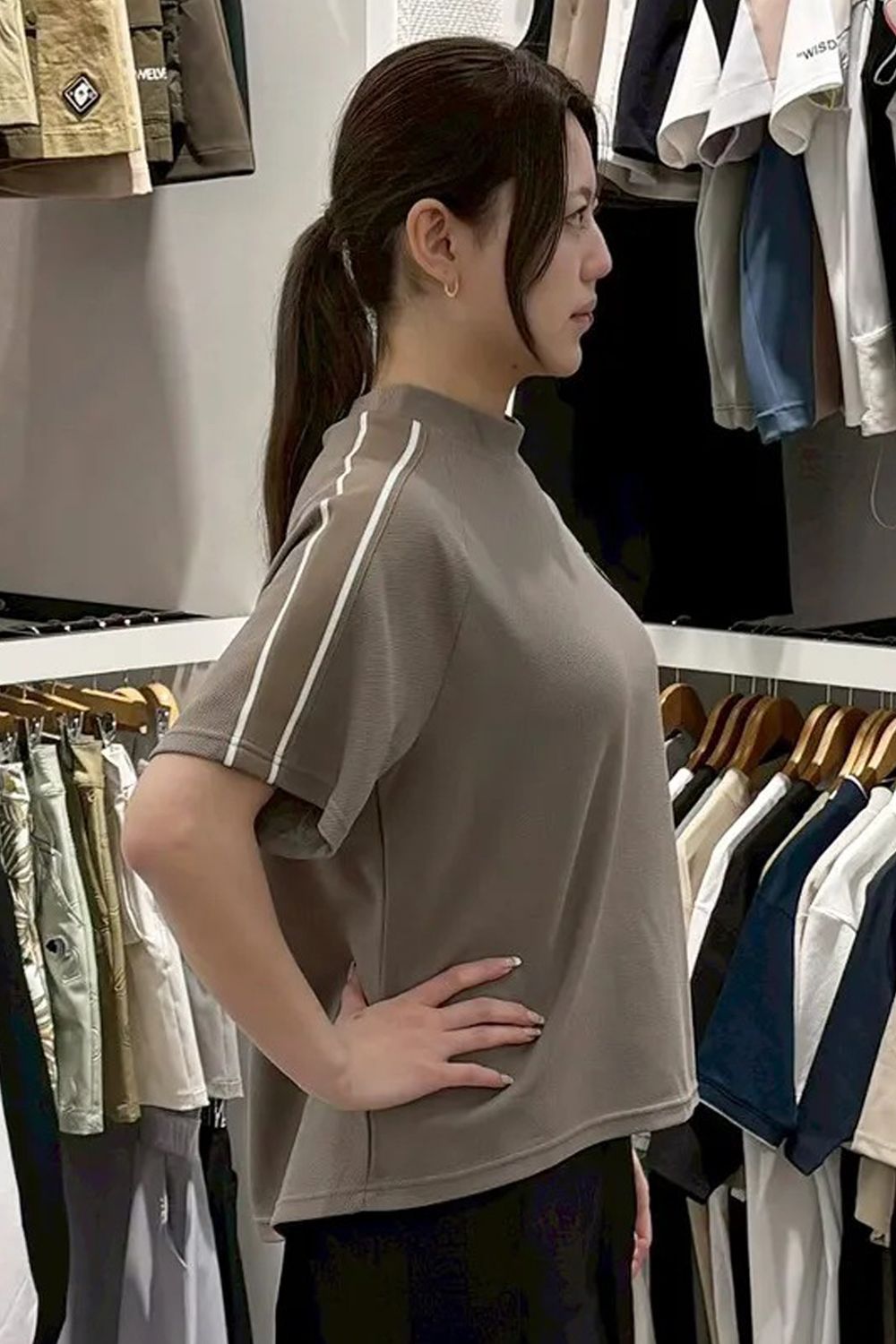 【26SS】【レディース】 WOMEN’S LINE HIGHNECK RF / カノコ生地 ラインロゴテープ リラックスフィット モックネックTシャツ (ライトブラウン)