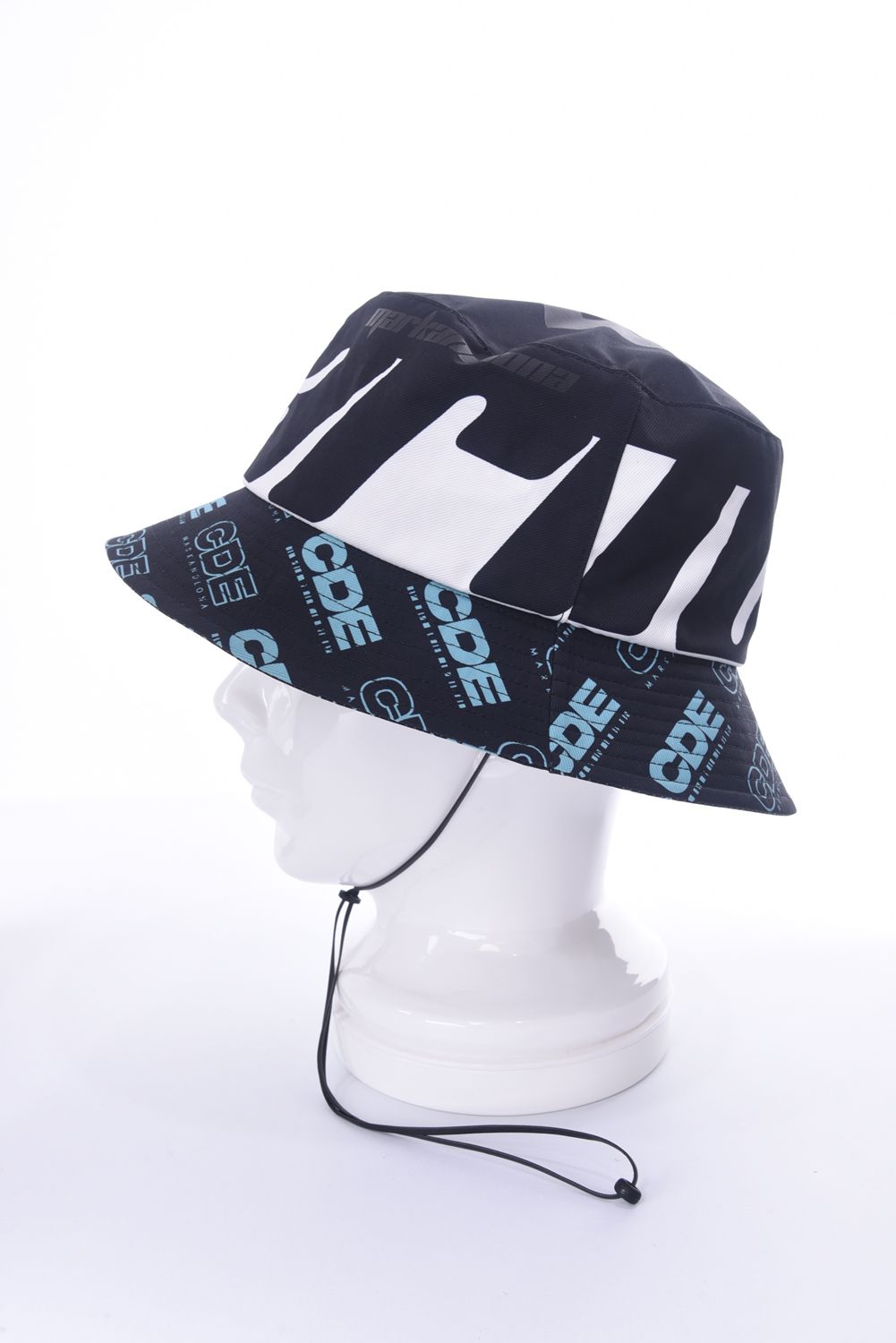 【CODE COLLECTION】 CD10-EBHT / CDEロゴパターンプリント バケットハット (ブラック)