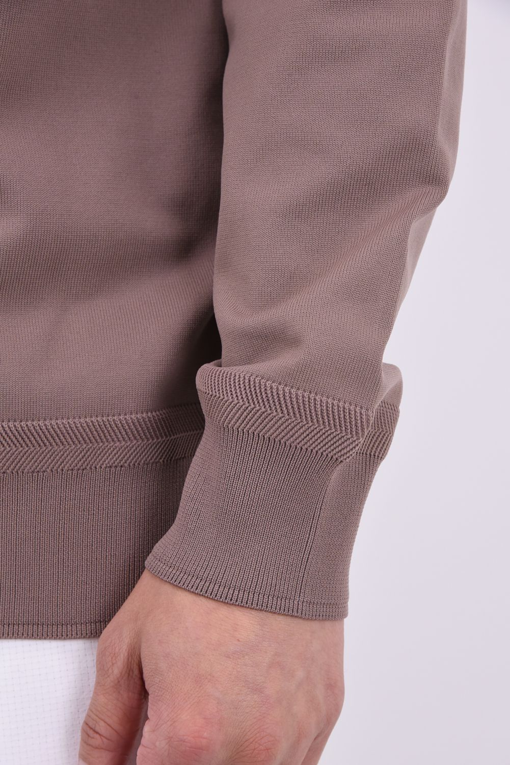 【26AW】 MEN’S PLANE KNIT CREWNECK / ブランドロゴ クルーネックニット (モカ)