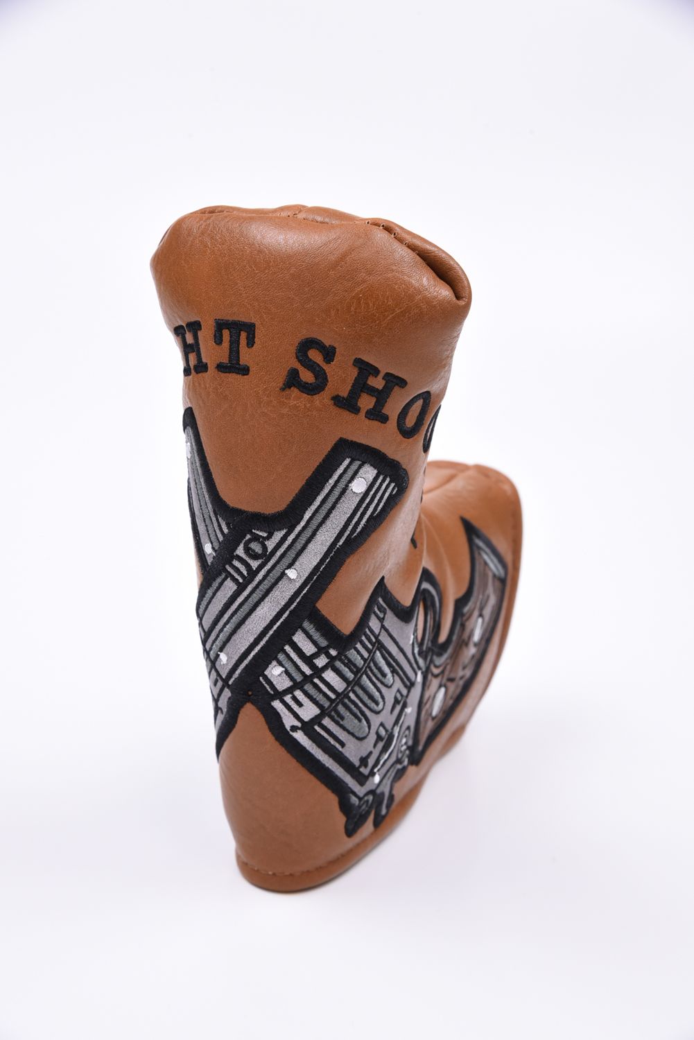 【26AW】 STRAIGHT SHOOTER BLADE COVER / ピストルモチーフ ピンタイプ パターカバー (ブラウン)