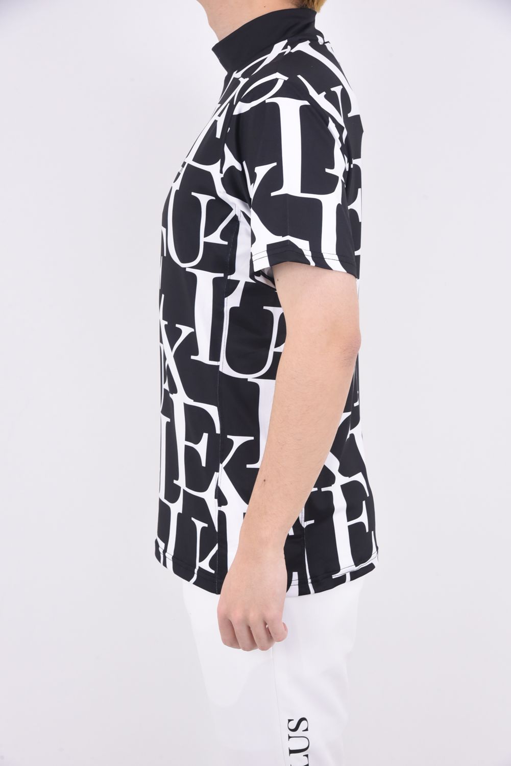 LUXE PATTERN MOCK NECK T-SHIRTS / 総柄ロゴ 半袖 モックネック Tシャツ (ブラック)