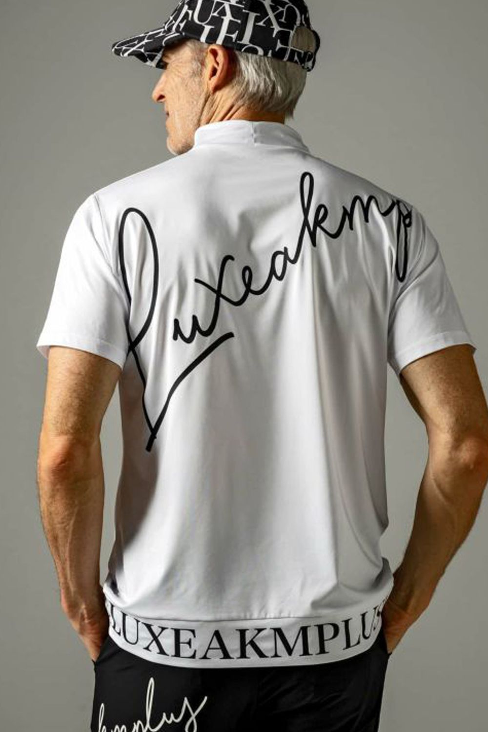 HANDWRITTEN LOGO MOCK NECK T-SHIRTS / カーシヴロゴ 半袖モックネック Tシャツ ホワイト