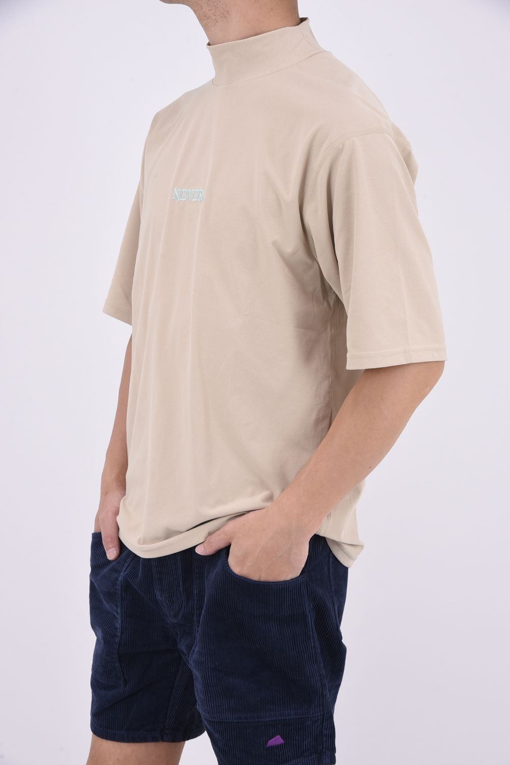 SURF Mockneck S/S (NEVER UP / IN) / バックプリント 半袖モックネックTシャツ (サンド)