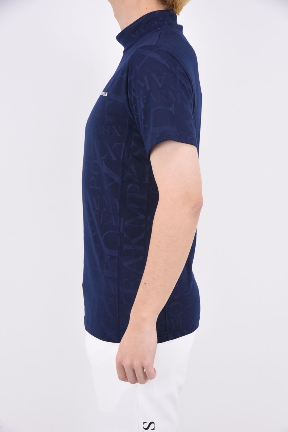 EMBOSSED PRINT MOCK NECK T-SHIRTS / ロゴパターン 半袖モックネック Tシャツ ネイビー