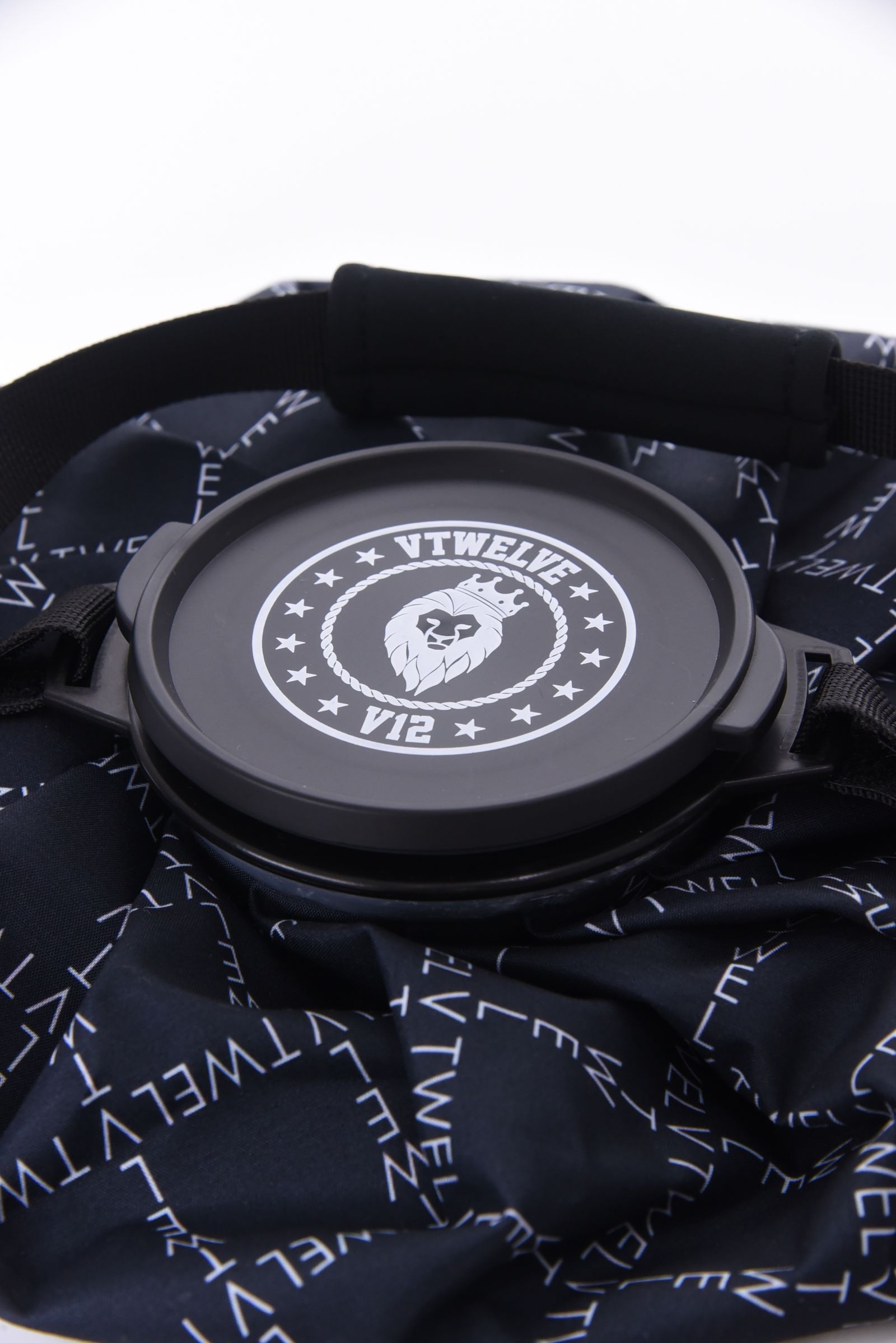 【26SS】 TYPO GRID ICE BAG / ブランドロゴ総柄 アイスバッグ (ブラック)
