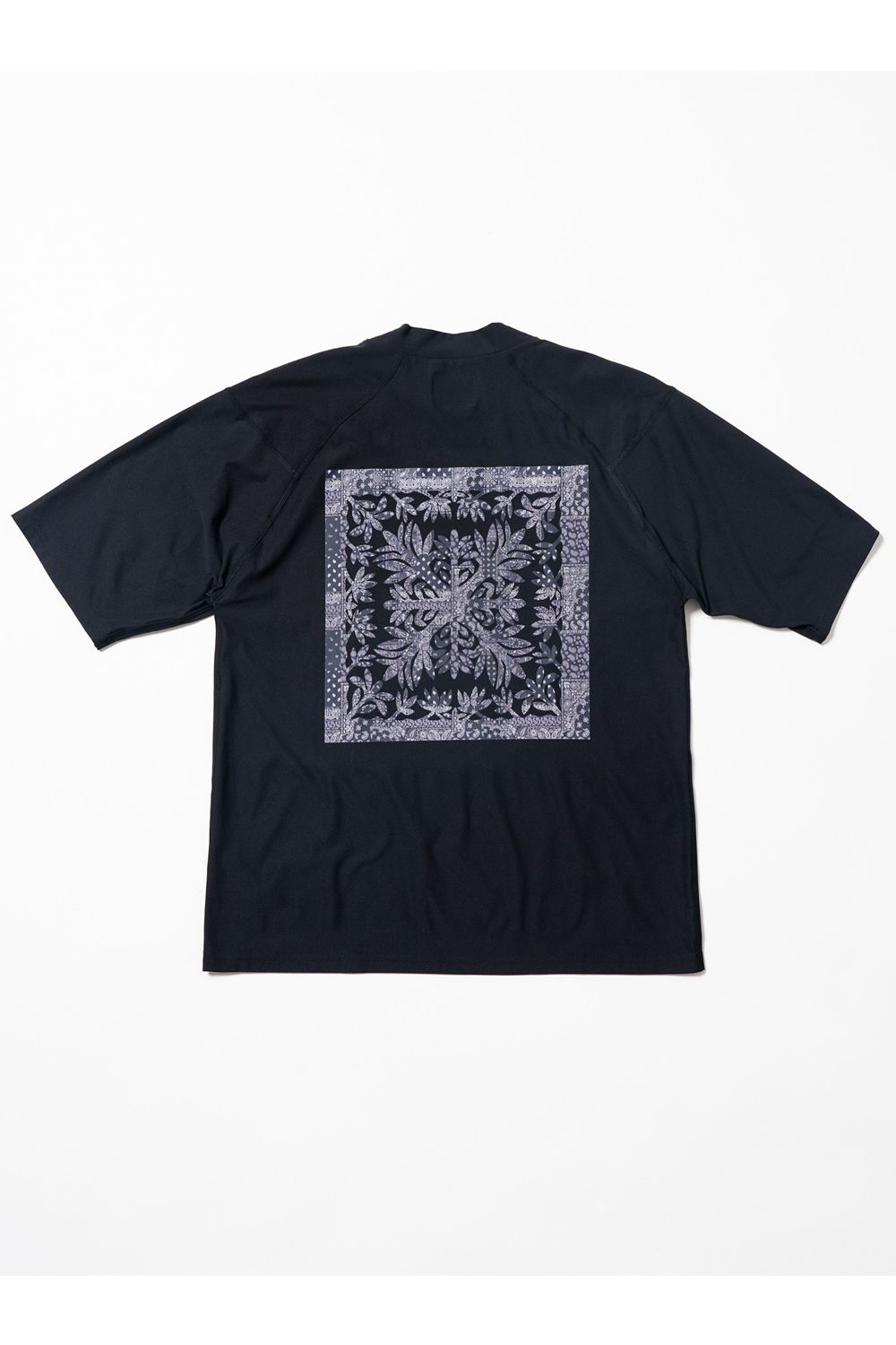 【2026SS】 SURF Mockneck S/S(TI LEAF Paisley) / バックプリント モックネックTシャツ (ブラック) (4月入荷予定)