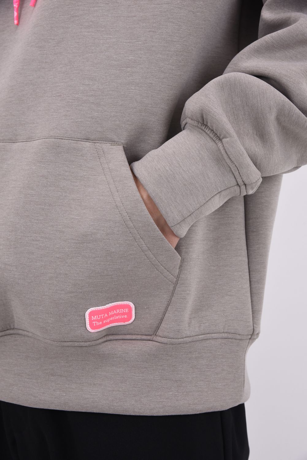 【25AW】 AROUND SPINDLE HOODIE / ダンボール素材 ブランドロゴ刺繍ワッペン プルオーバーパーカー (ベージュ)