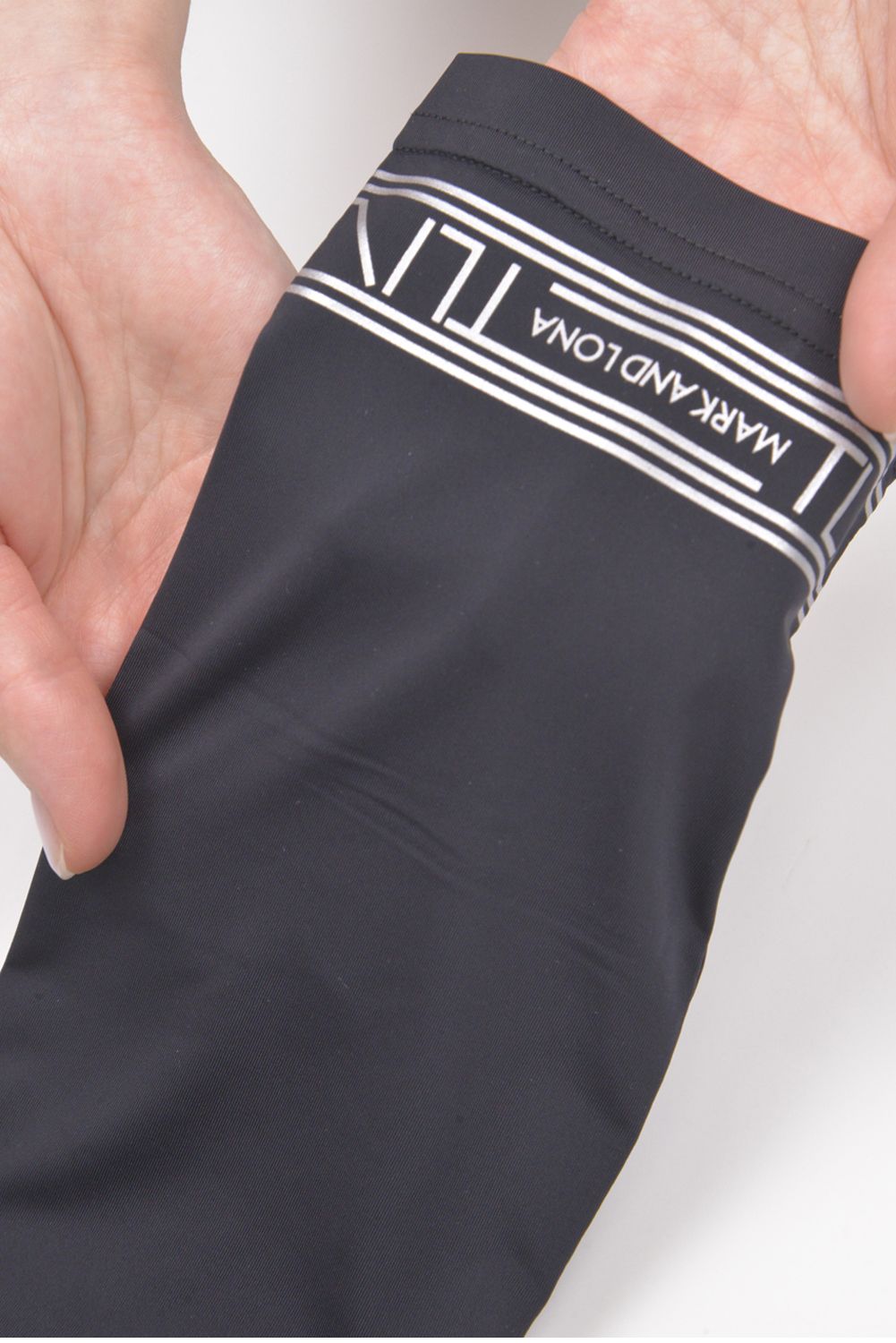 【26SS】【T-LINE】 ARM COVER / ブランドロゴ箔プリント アームカバー (ブラック)