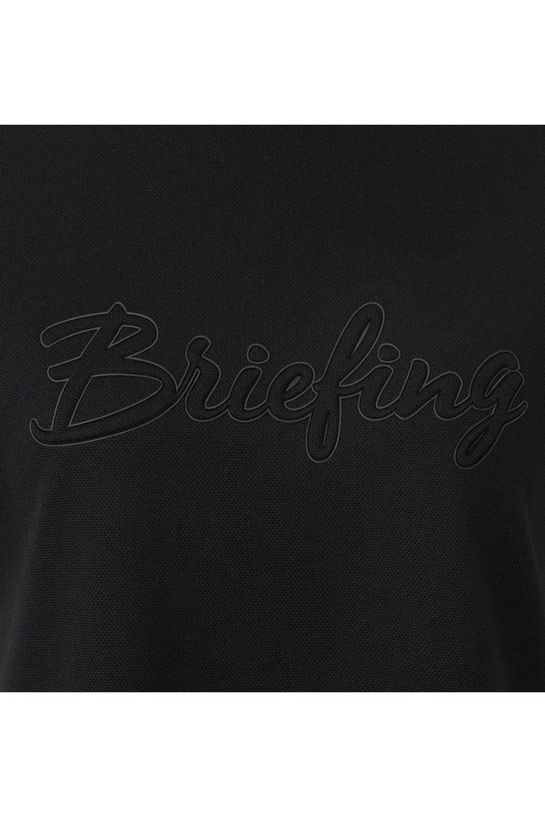 フロントや袖に配したロゴは、おなじみの「3Dロゴ」をベースに、縁取りを刺繍で仕立てたデザイン。