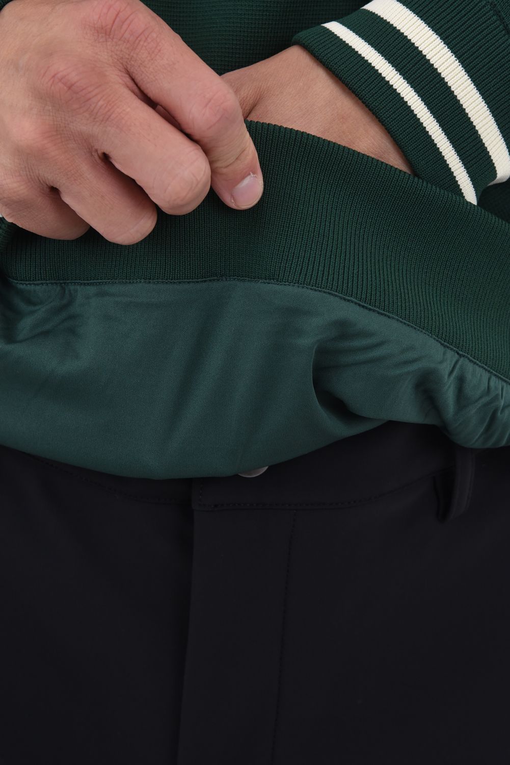 【25AW】 HIGHLY ADICTIVE KNIT / バックグラフィック 裏地付き モックネックリブニット (グリーン)