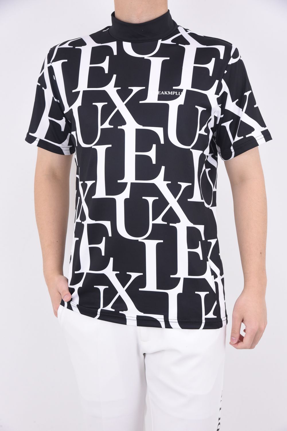 LUXE PATTERN MOCK NECK T-SHIRTS / 総柄ロゴ 半袖 モックネック Tシャツ (ブラック)