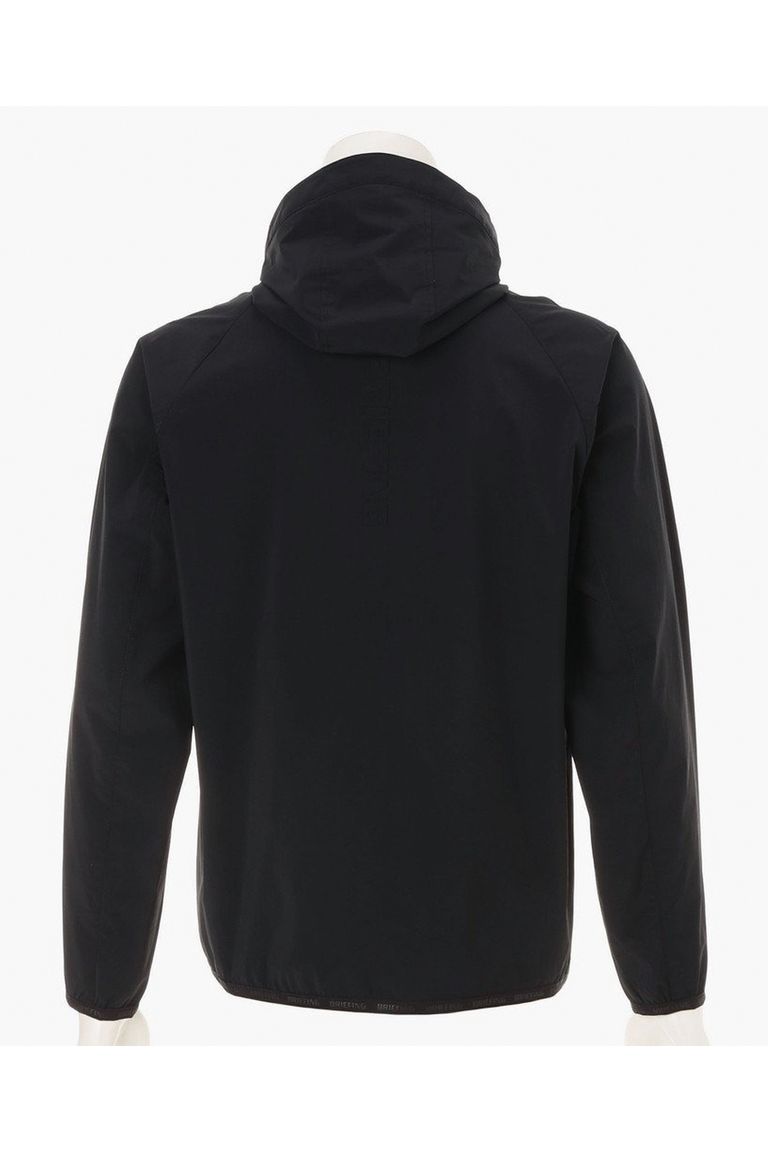 ジップを上まで閉めることで、首元から風が入り込むのを防ぐ、襟腰高めのフード。
首の後ろについているドローコードを締めることで、さらに風が入り込みにくい仕様に。