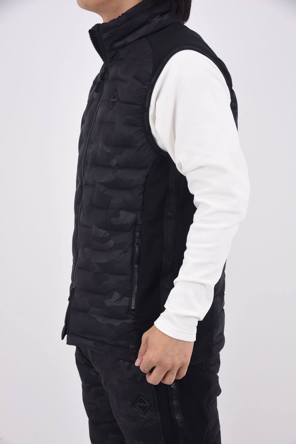 【25AW】 MEN'S HYBRID DOWN VEST / ストレッチタフタ ダイヤモンドロゴ ハイブリッドダウンベスト (ブラック/カモ)