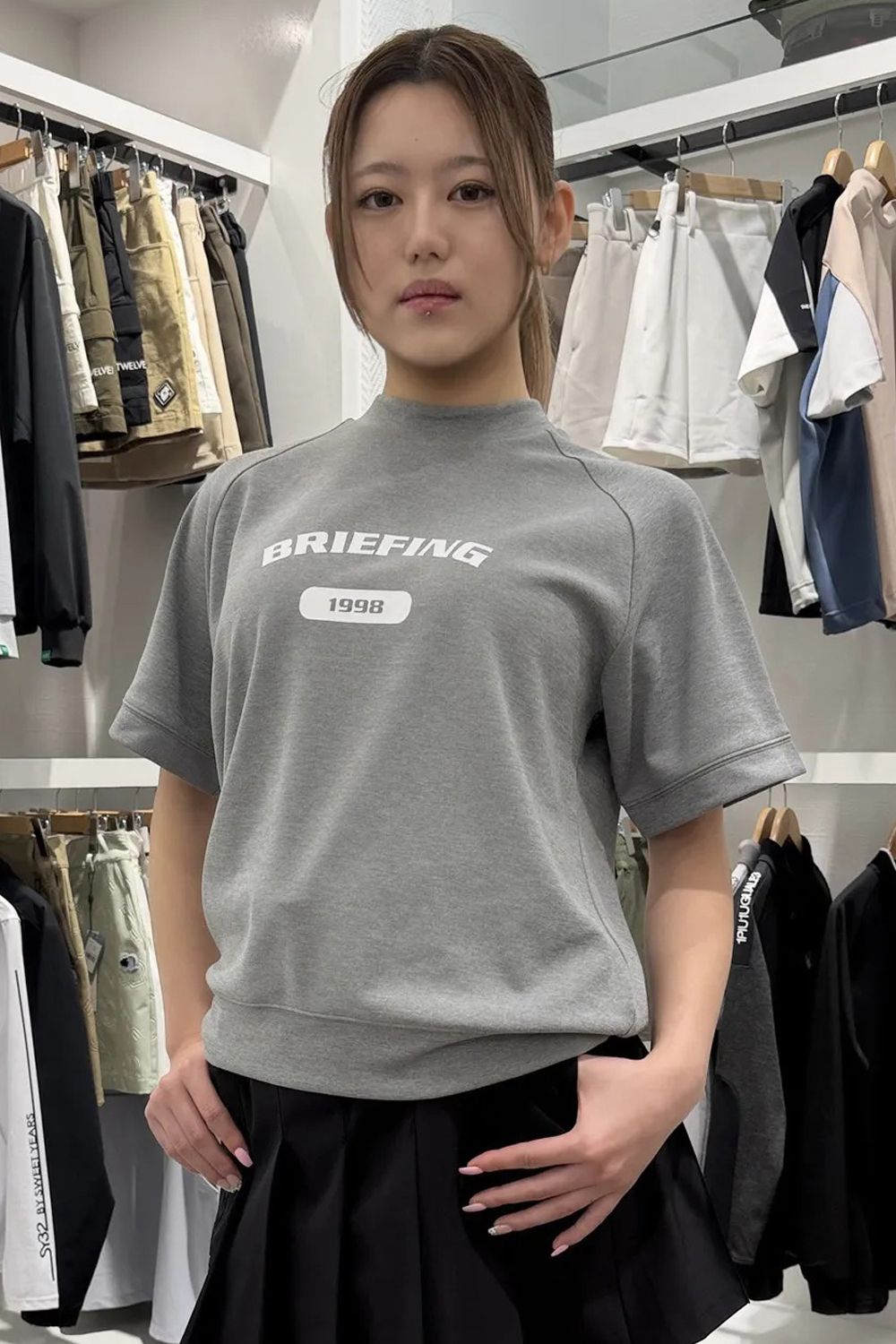【26SS】【レディース】 WOMEN’S COLLEGE LOGO HIGHNECK / カレッジロゴ リラックスフィット モックネックTシャツ (グレー)