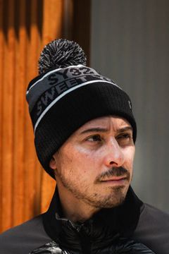 SY BONBON KNIT CAP / ジャカードロゴ ボンボン付き ニットキャップ ブラック*