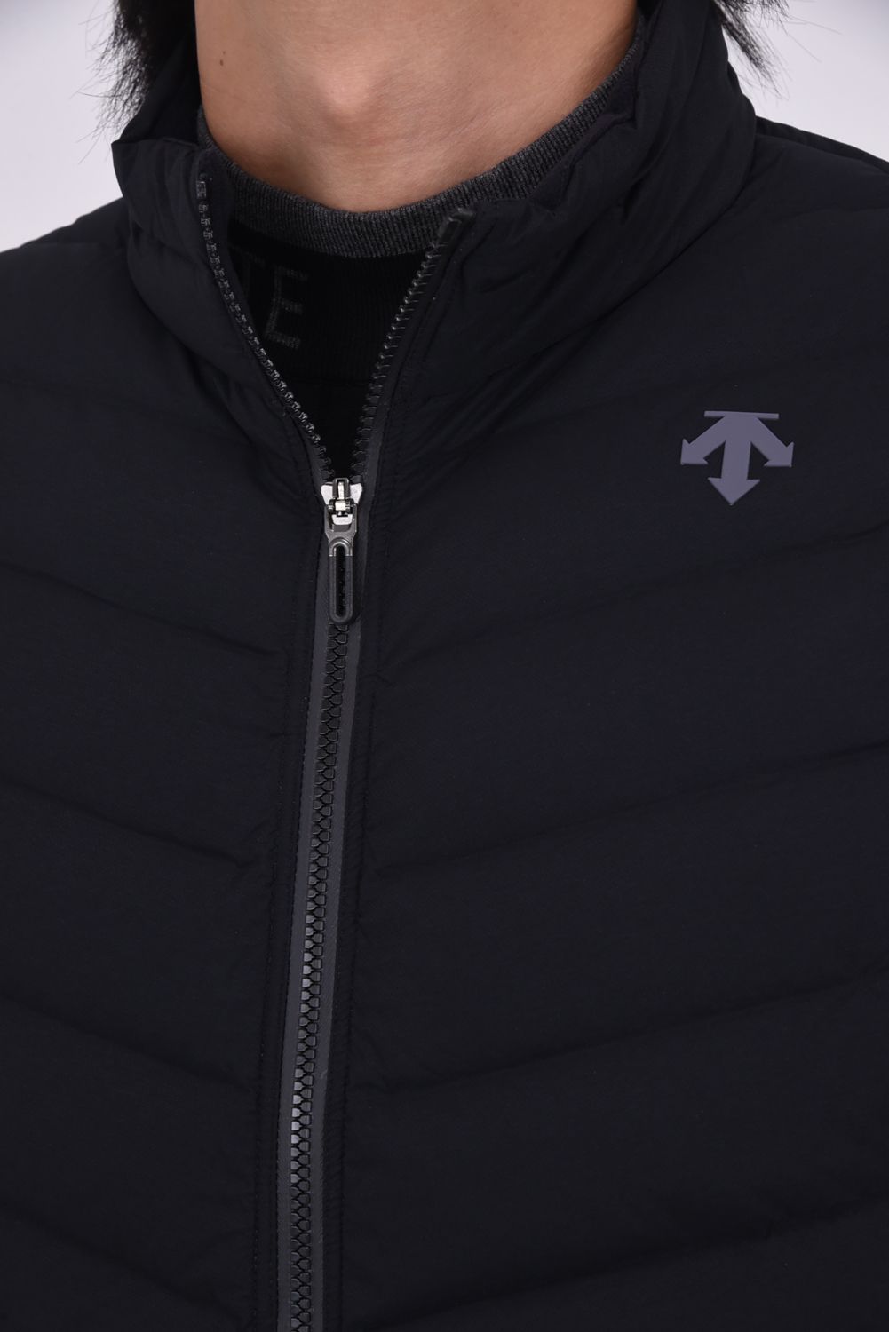 【25AW】 接結ハイブリッドフルジップダウンベスト (ブラック)