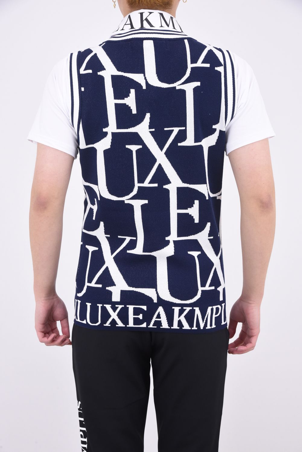 LUXE PATTERN NO SLEEVE KNIT /  総柄ロゴ Vネック ニットベスト ネイビー