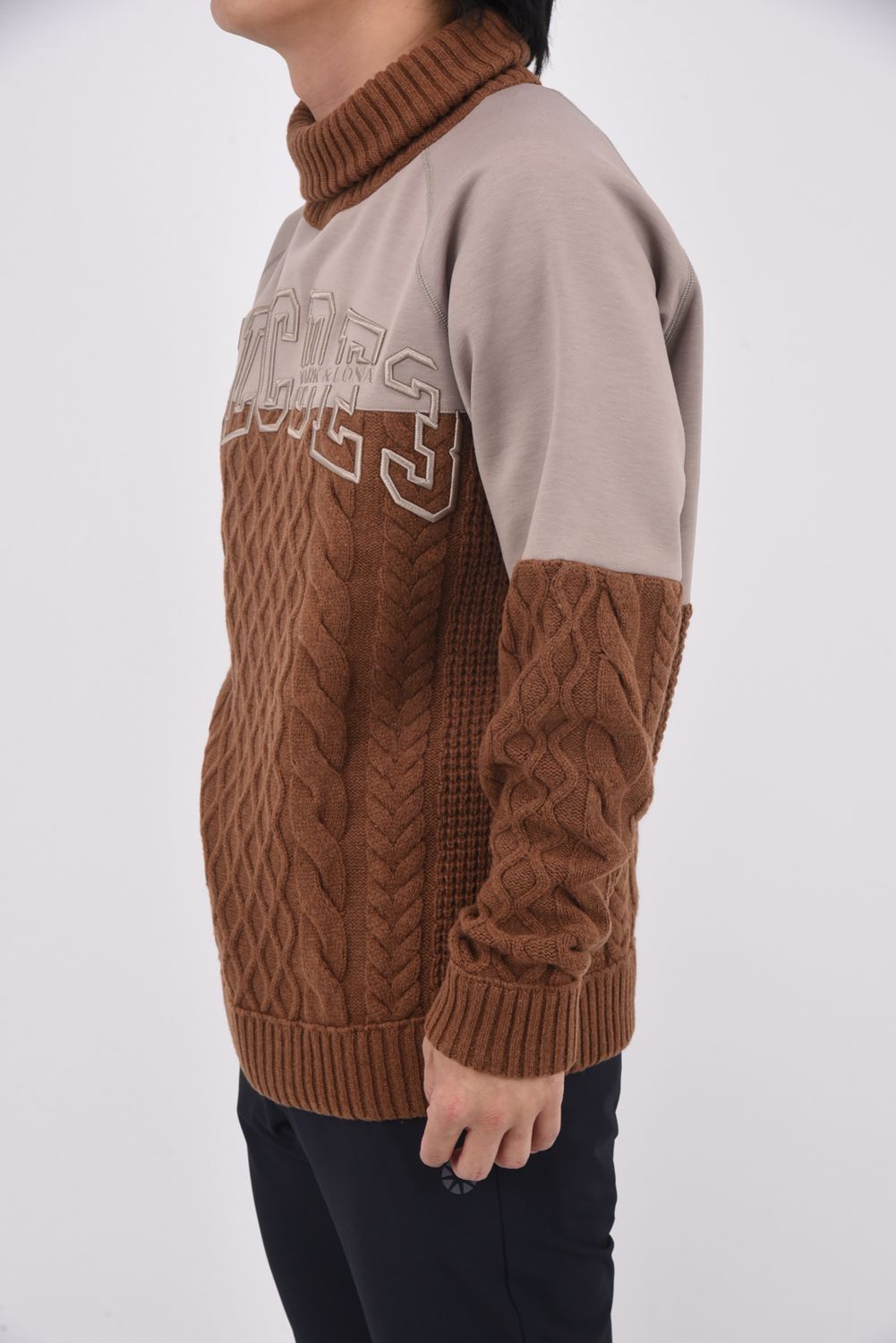 【25AW】【CDEシリーズ】 HBKT / ツートーン ロゴ刺繍 ハイブリッドプルオーバーニット (ブラウン)